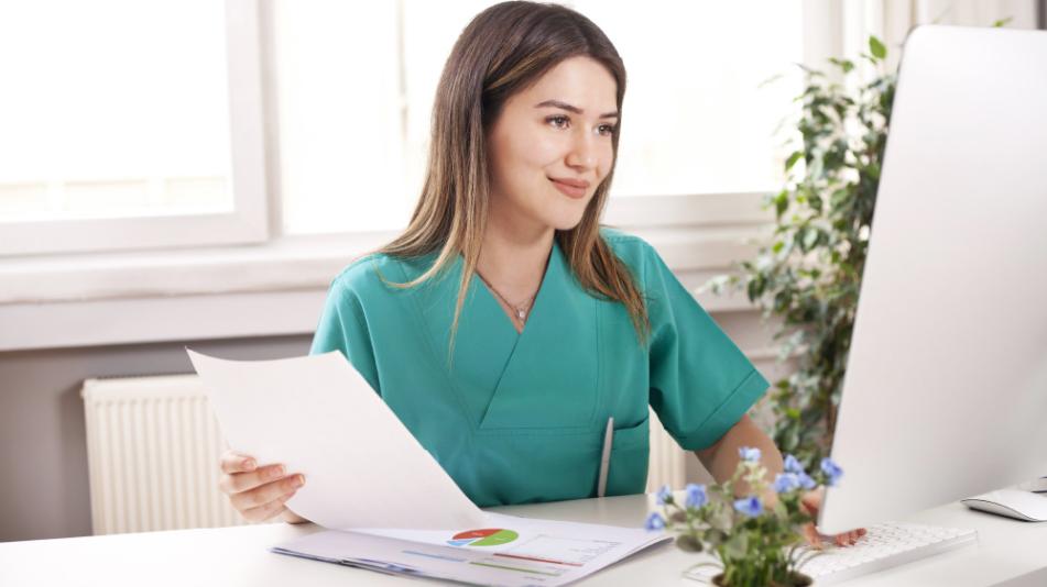 Doktor przy biurku